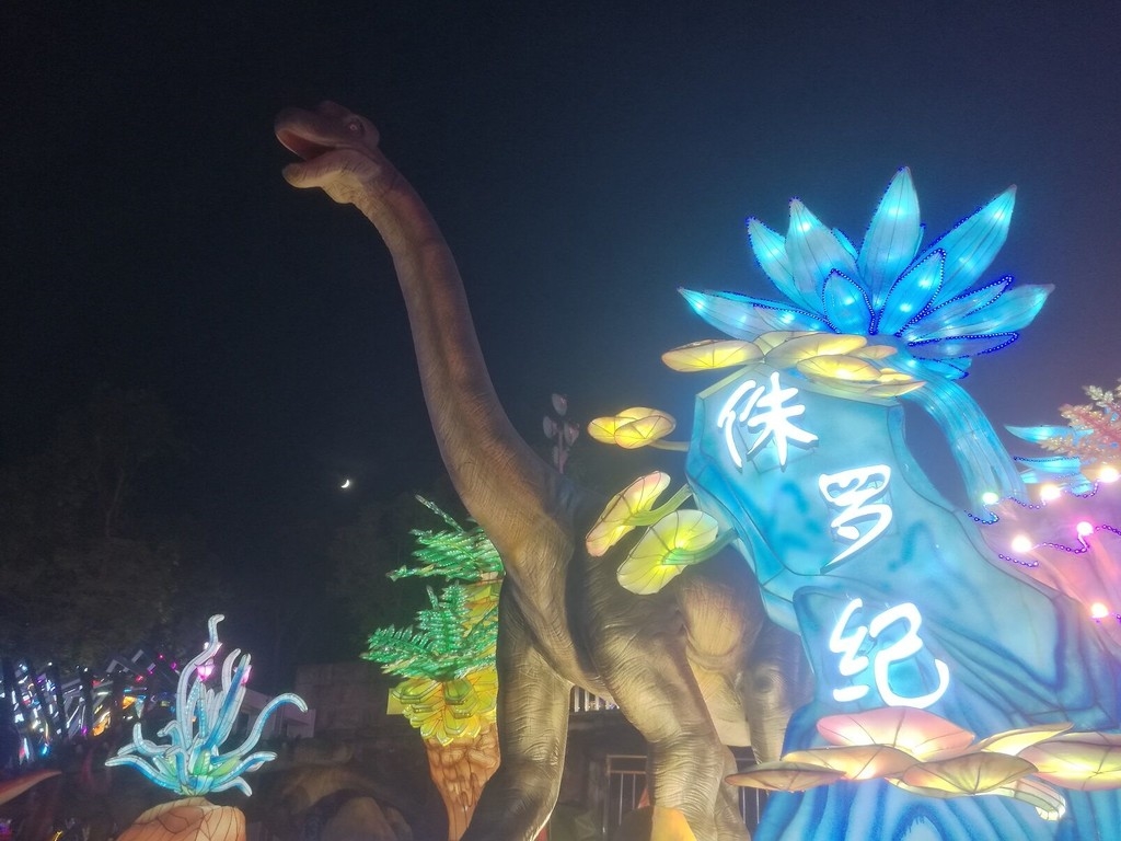 自贡灯耀世界！第三届自贡国际恐龙灯光节炫丽开启